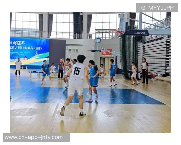 中学生篮球班赛惊现绝杀三分球精彩瞬间引发热议 中学生篮球班赛惊现绝杀三分球精彩瞬间引发热议