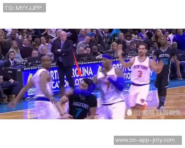 内马尔因伤缺阵携女儿现身球场为桑托斯加油助威