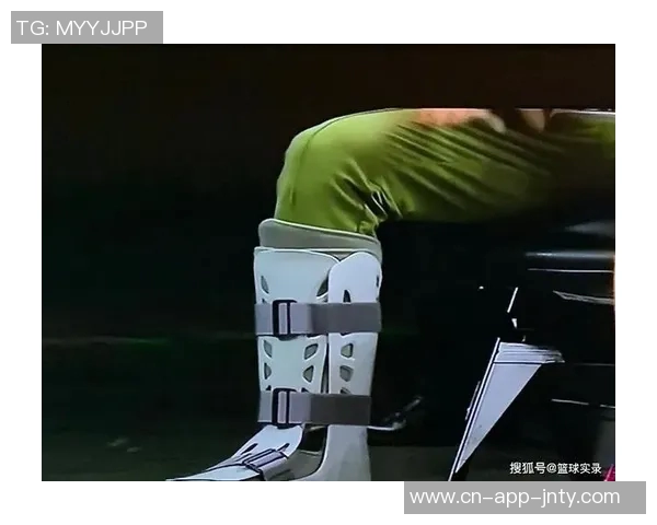 马刺队哈珀脚踝受伤佩戴保护靴拄拐杖离开球馆希望早日康复 马刺队哈珀脚踝受伤佩戴保护靴拄拐杖离开球馆希望早日康复