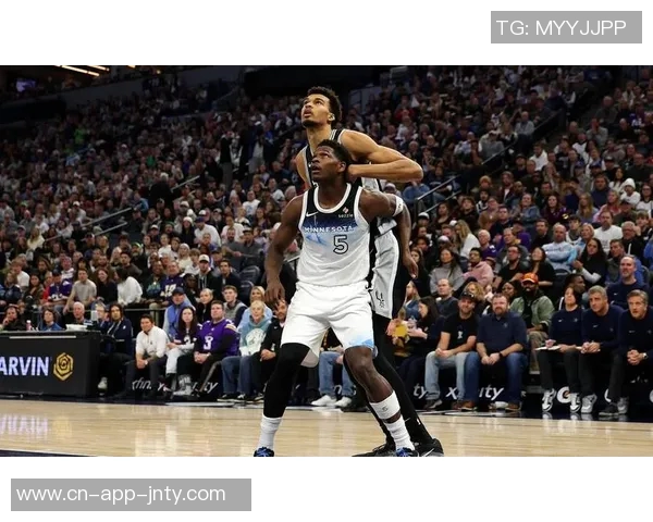 爱德华兹半场表现亮眼11投5中贡献14分1篮板1助攻1盖帽