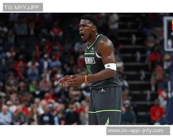 爱德华兹因进攻犯规被罚下场麦戈文斯遭遇犯规困扰影响比赛走势