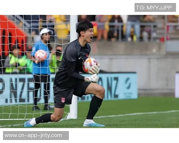 颜骏凌谈武磊动员作用强调球队争冠经验与心理负担轻松