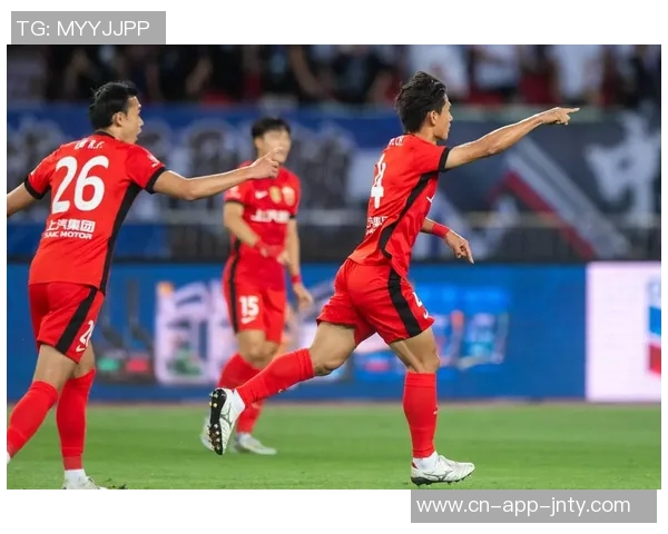 上海海港队昨晚重新集结开启为期三周的海外冬训拉练新征程